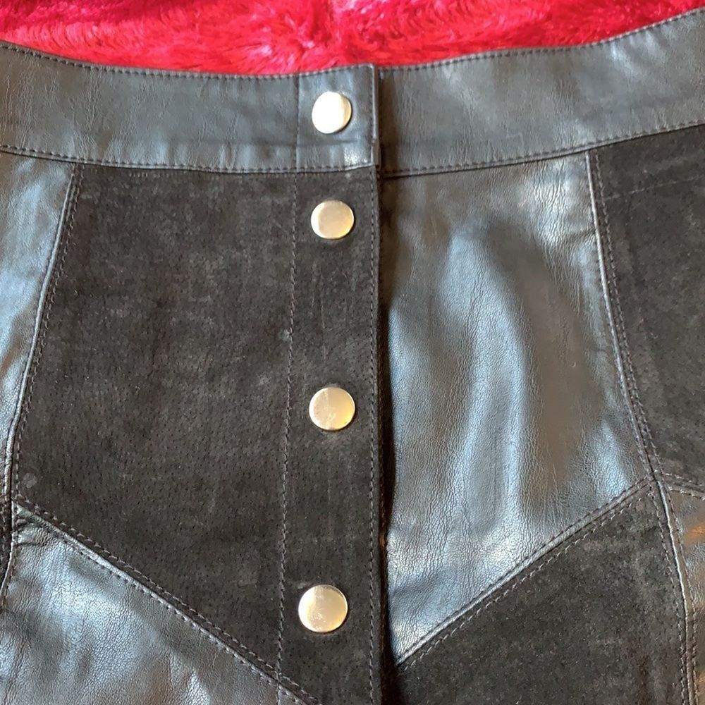 Forever 21 Button-Front Black Mini Skirt Faux leather / suede patchwork Size 26 - Picture 5 of 7